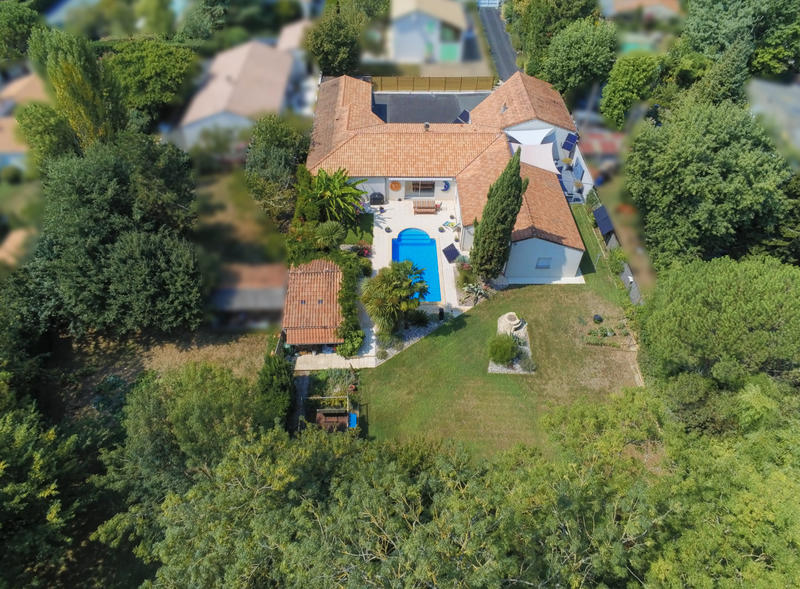 Maison - 255 m² - 9 pièces