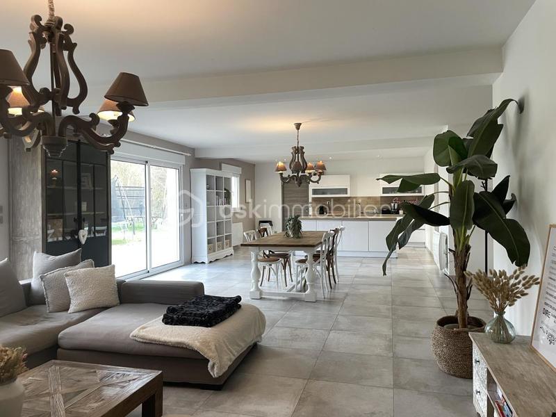 Maison - 222 m² - 7 pièces