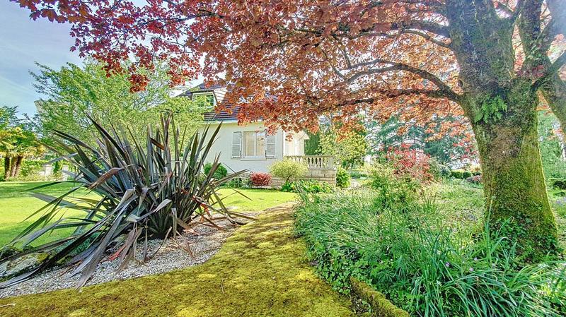 Maison - 370 m² - 10 pièces