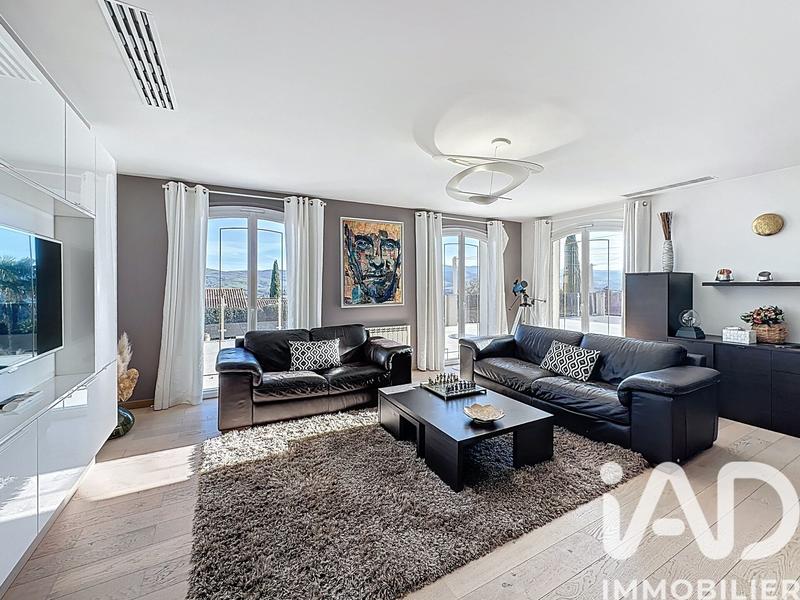 Maison - 260 m² - 8 pièces