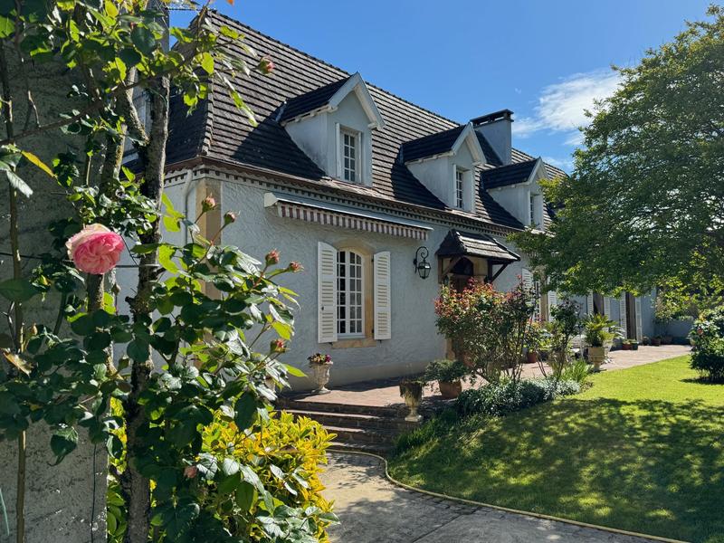 Maison - 268 m² - 6 pièces