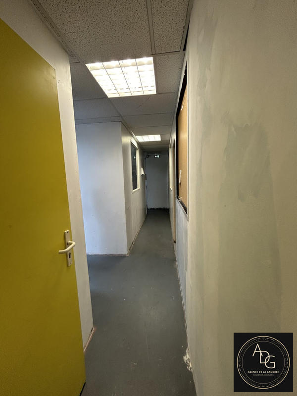 Local d'activités - 100 m² - 4 pièces