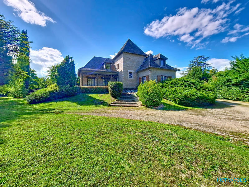 Maison - 195 m² - 7 pièces