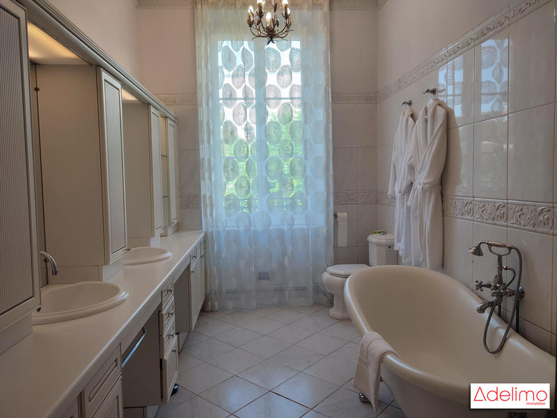 Maison - 408 m² - 12 pièces