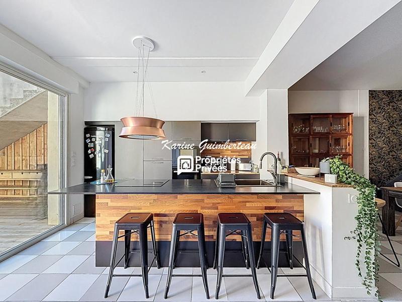 Maison - 251 m² - 8 pièces