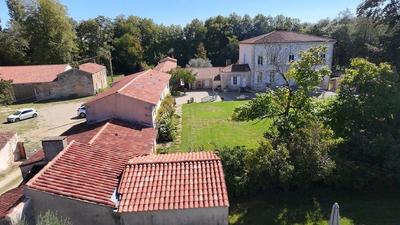 Maison - 768 m² - 17 pièces