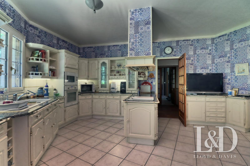 Maison - 425 m² - 14 pièces