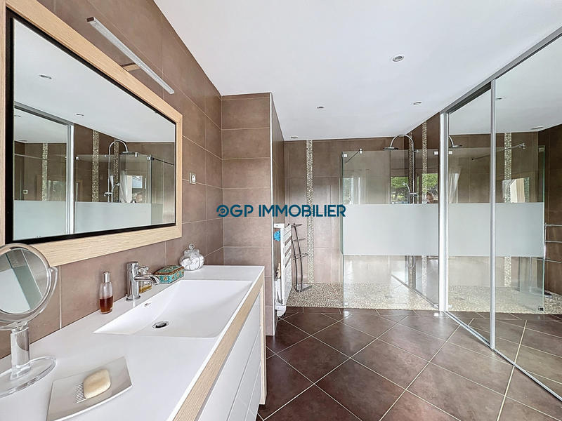 Villa - 201 m² - 6 pièces