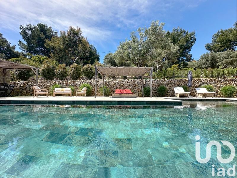 Maison - 221 m² - 7 pièces