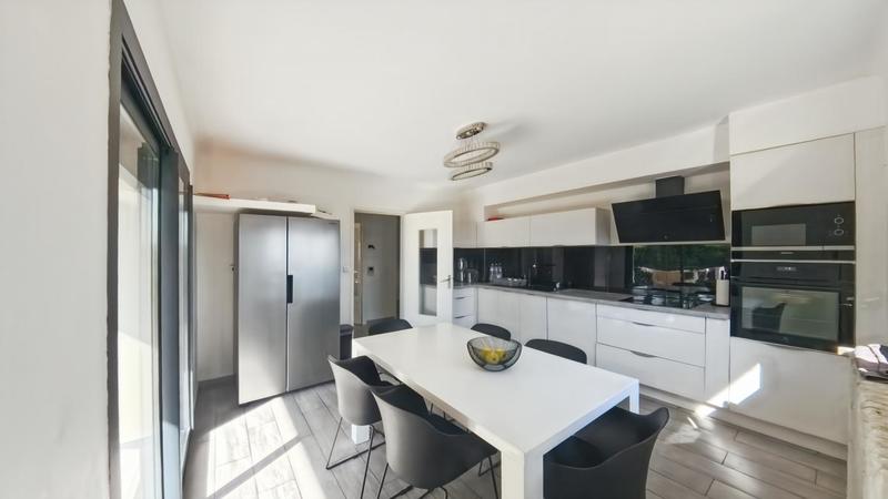 Maison - 140 m² - 6 pièces