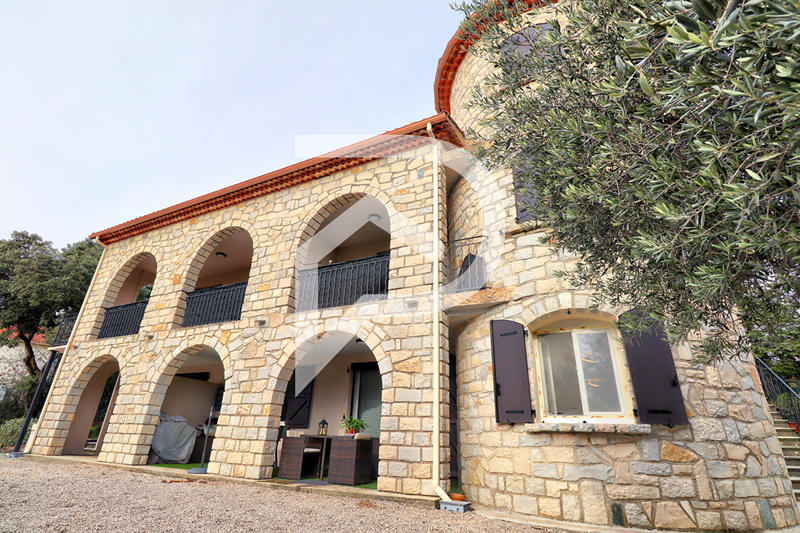 Appartement - 99 m² - 4 pièces