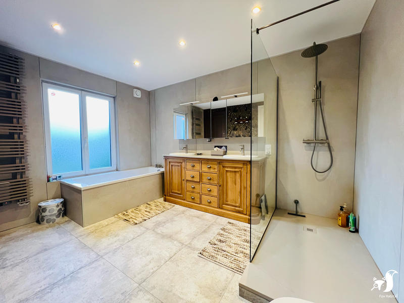 Maison - 240 m² - 8 pièces