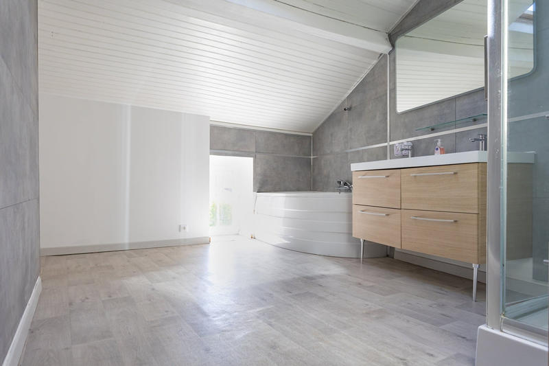 Maison - 243 m² - 5 pièces