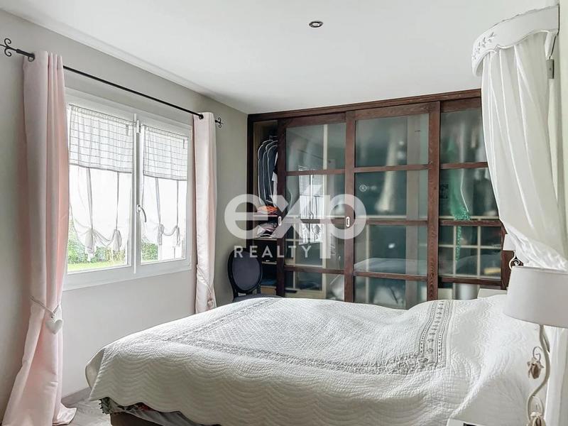 Maison - 235 m² - 8 pièces