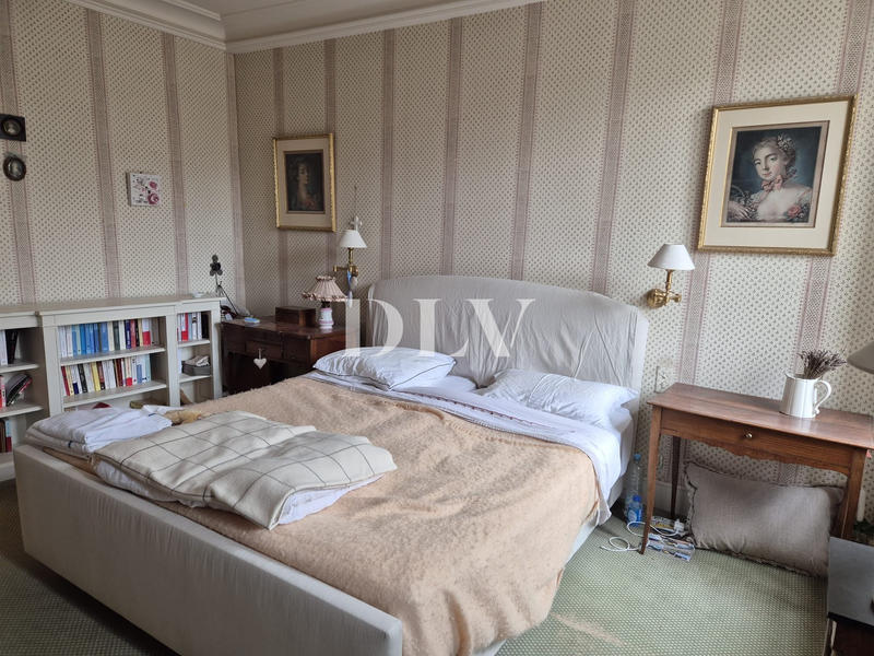 Maison - 305 m² - 11 pièces