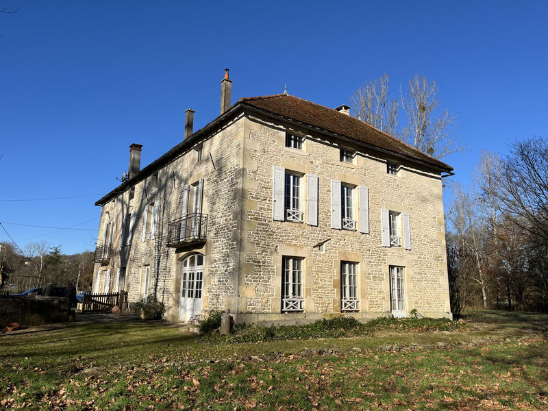 Maison - 254 m² - 4 pièces