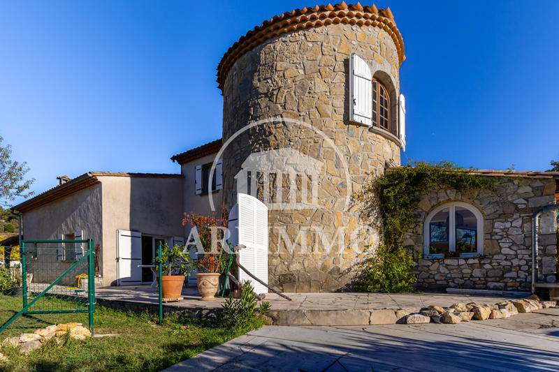 Maison - 228 m² - 11 pièces