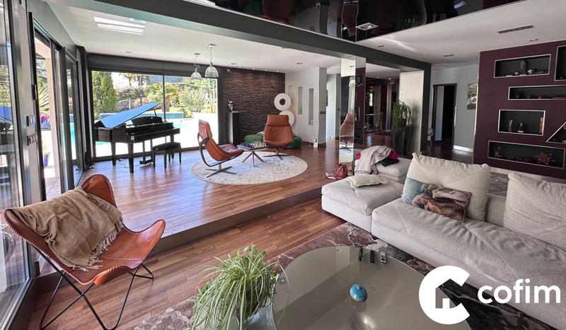 Maison contemporaine - 279 m² - 12 pièces