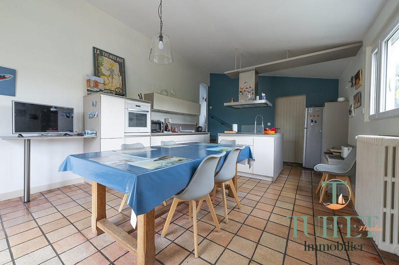 Maison - 220 m² - 9 pièces