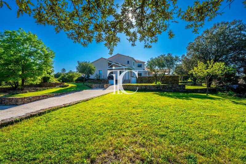 Maison - 260 m² - 6 pièces