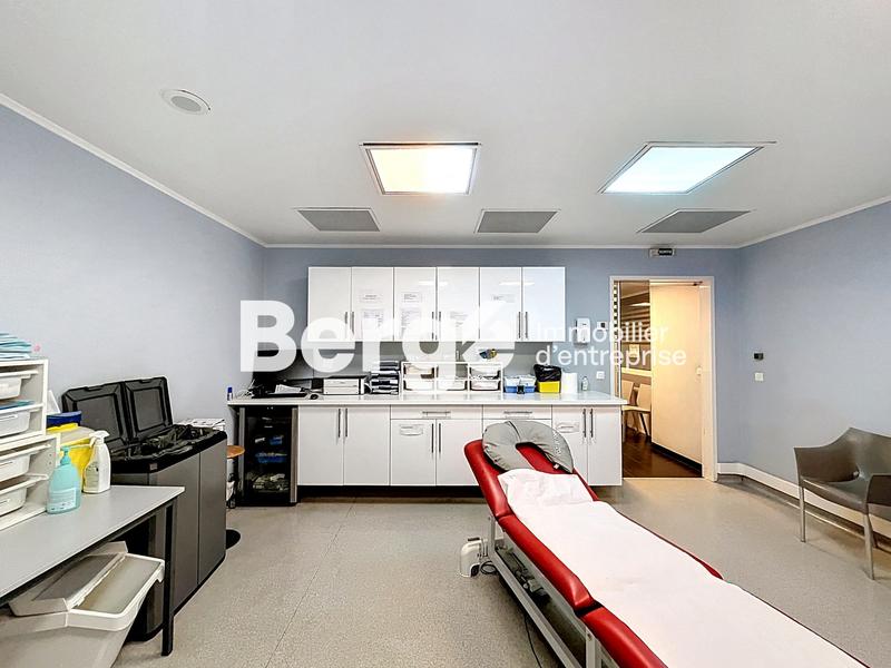 Local commercial - 235 m² - 18 pièces