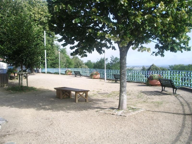 La bastide de Montfort-en-Chalosse avec Maïté