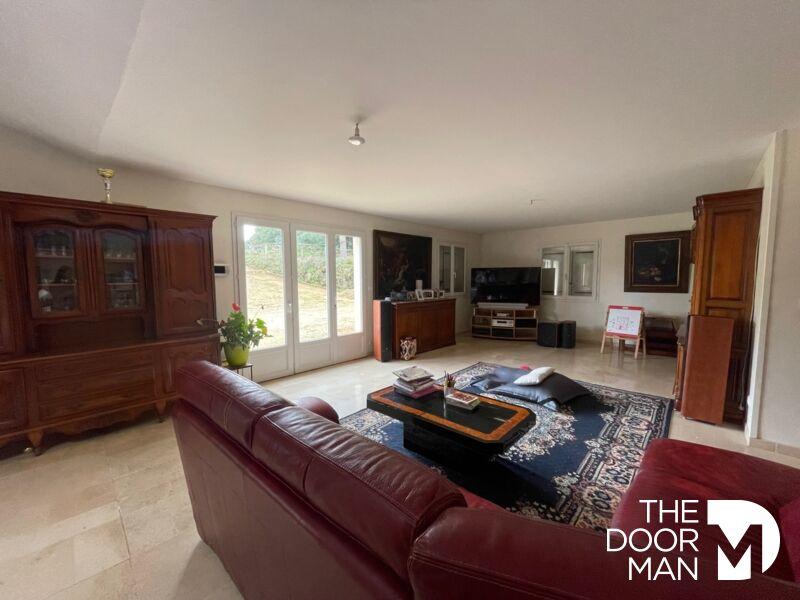 Maison - 240 m² - 8 pièces