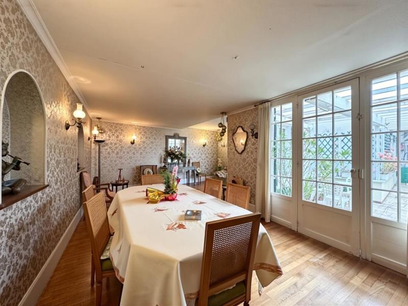 Maison - 400 m² - 12 pièces