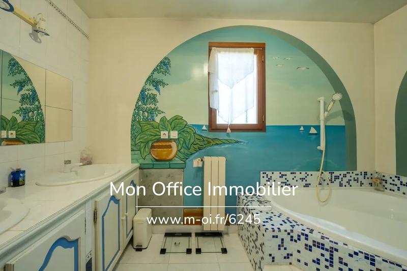 Maison - 233 m² - 7 pièces