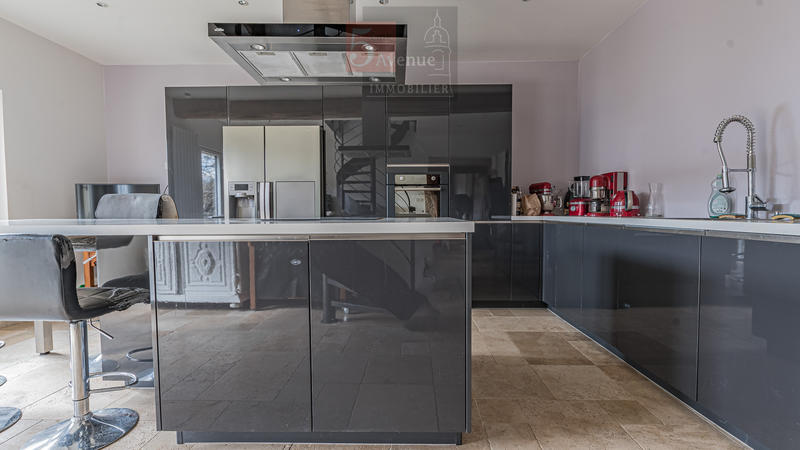 Maison - 236 m² - 7 pièces