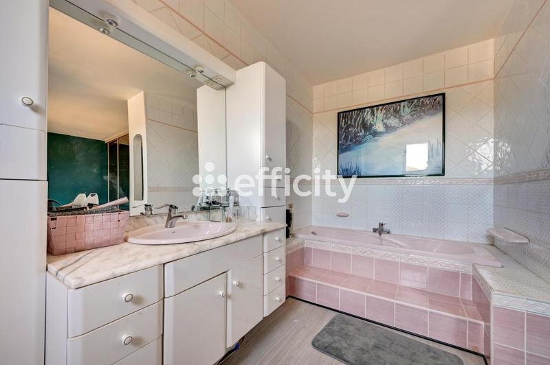 Maison - 202 m² - 7 pièces