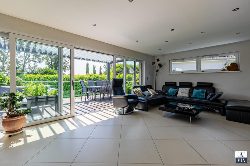 Maison - 235 m² - 8 pièces