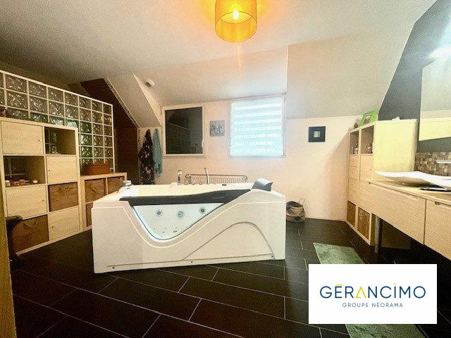 Maison - 241 m² - 7 pièces