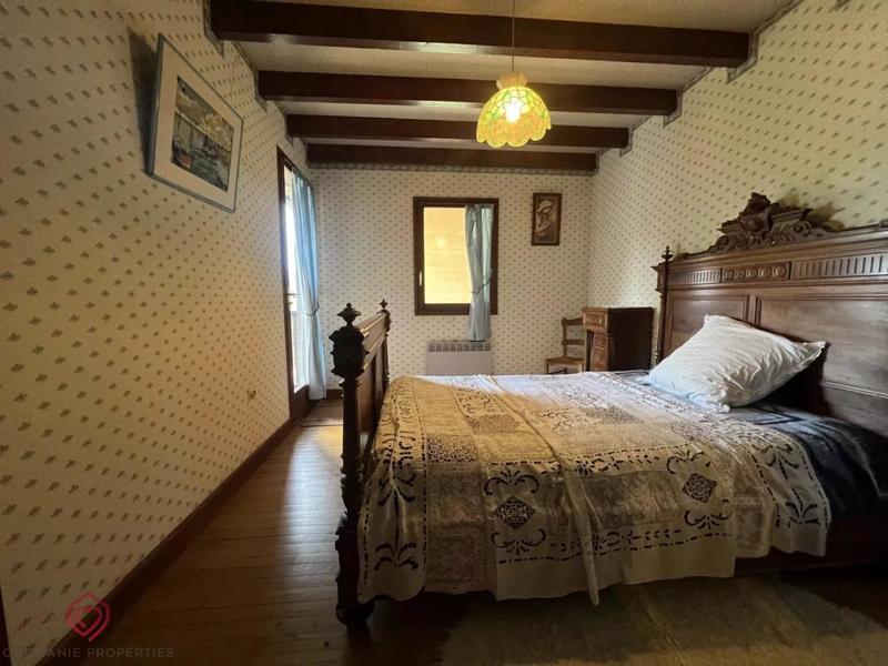 Maison - 221 m² - 8 pièces