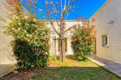 Villa - 243 m² - 10 pièces