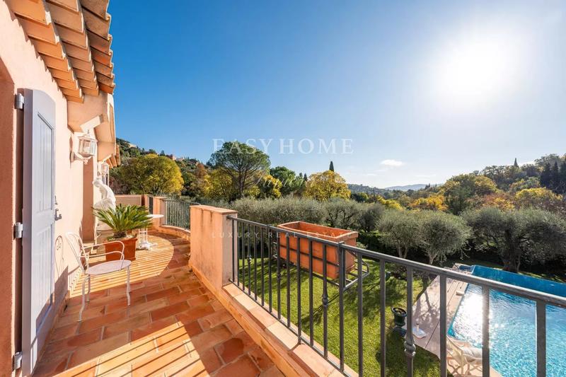 Propriété - 305 m² - 9 pièces