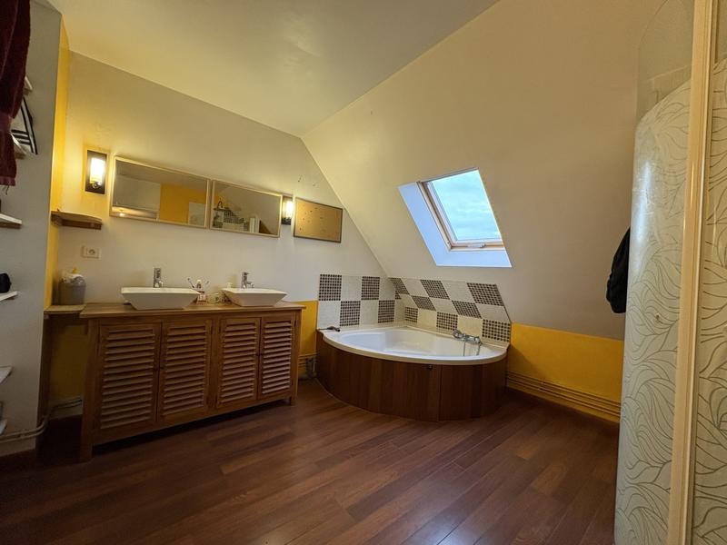 Maison traditionnelle - 165 m² - 8 pièces