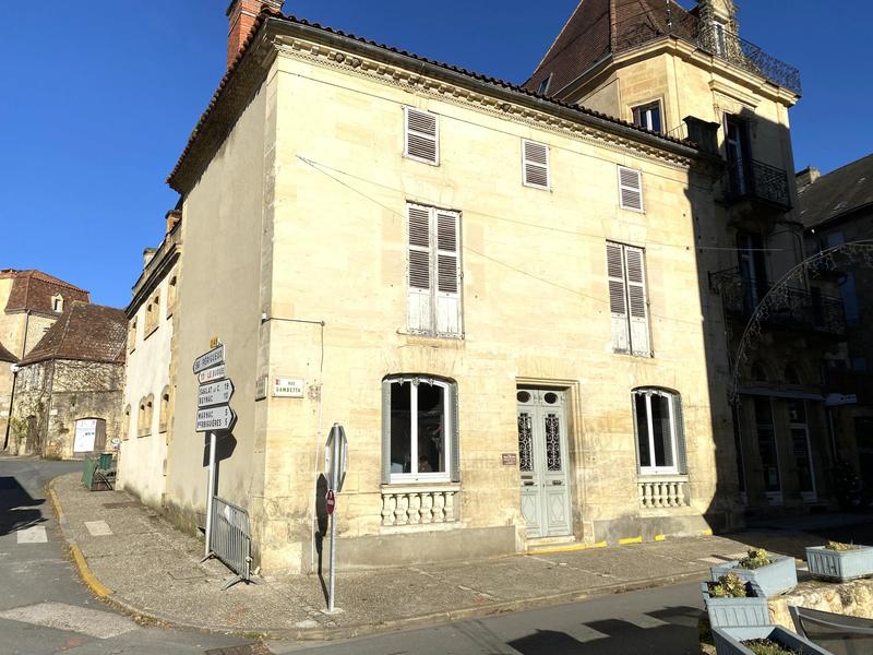 Maison traditionnelle - 232 m² - 8 pièces