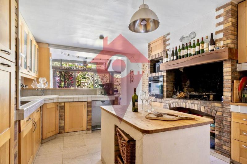 Propriété - 399 m² - 13 pièces