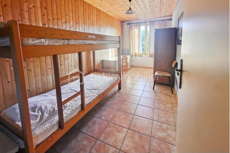 Propriété - 900 m² - 40 pièces