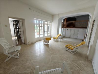 Appartement - 202 m² - 6 pièces