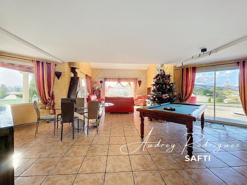 Maison - 220 m² - 8 pièces