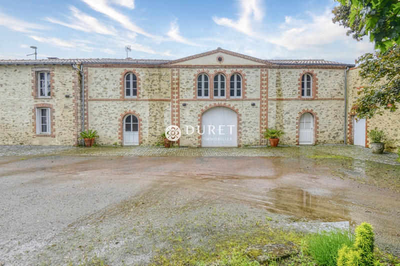 Maison - 214 m² - 10 pièces