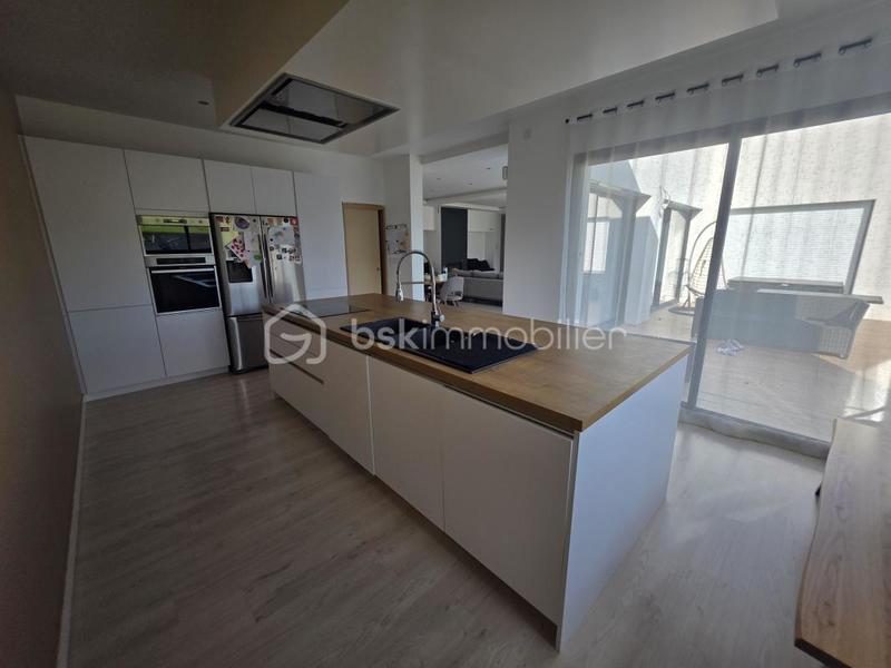 Maison - 240 m² - 6 pièces