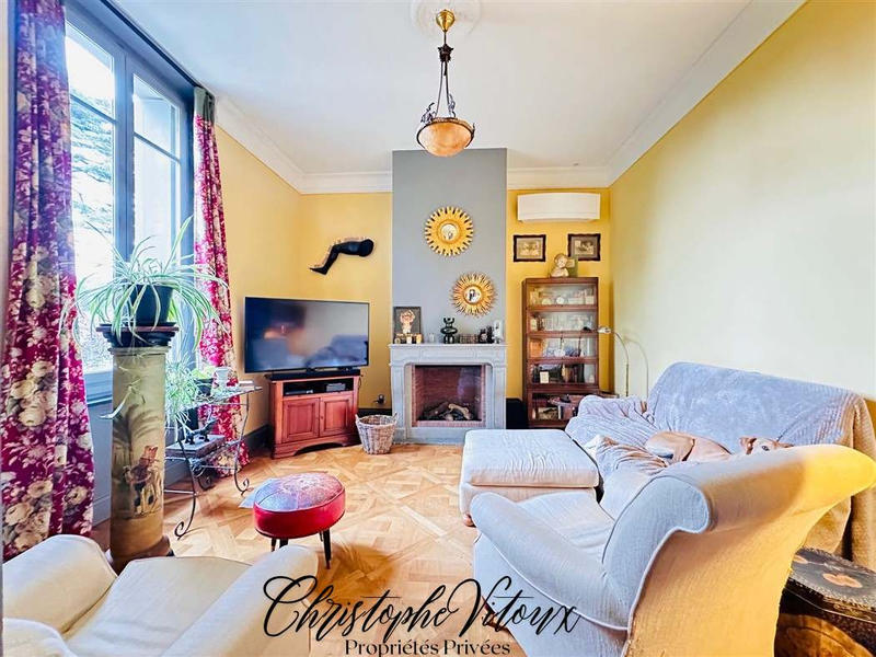 Propriété - 240 m² - 7 pièces