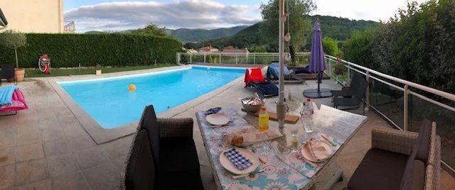 Maison - 235 m² - 8 pièces