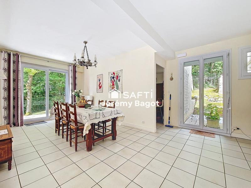 Maison - 240 m² - 7 pièces