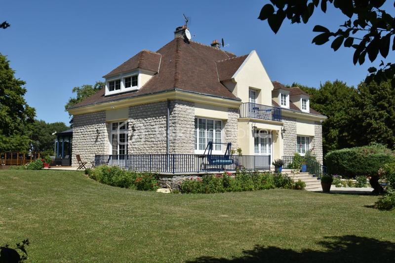 Demeure - 303 m² - 11 pièces