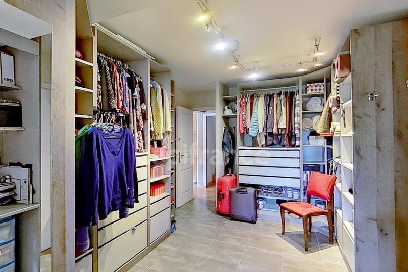 Maison - 246 m² - 10 pièces