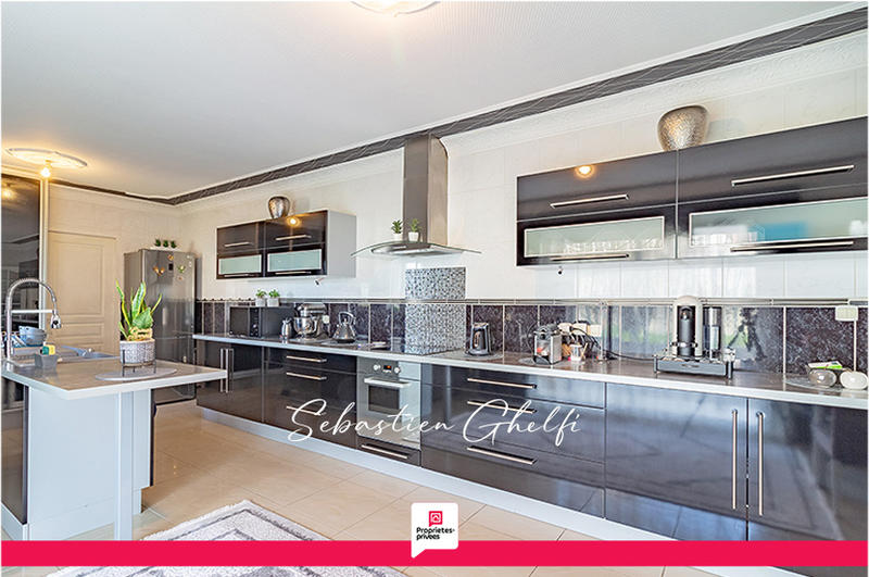 Maison - 235 m² - 9 pièces